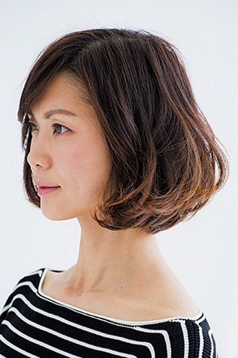 dark brown wavy bob with natural texture, profile, low-maintenance hairstyle for women over 40