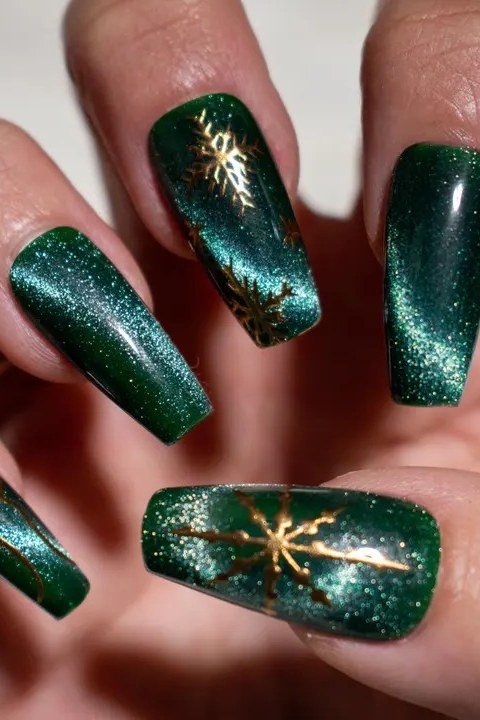 Emerald cat-eye coffin nails for women over 50 - classy winter nail idea 19