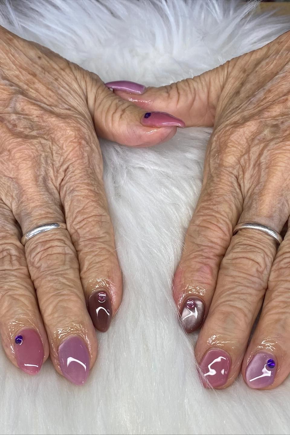ash lilac short nails with white marble accent nail