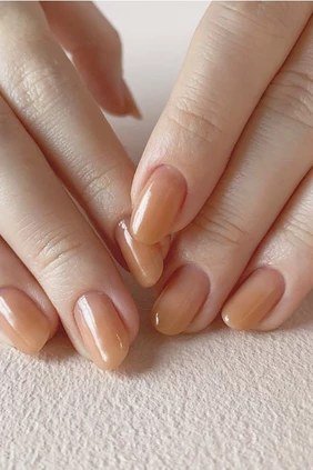 Caramel beige almond nails on both hands - caramel nude nail idea for women over 50