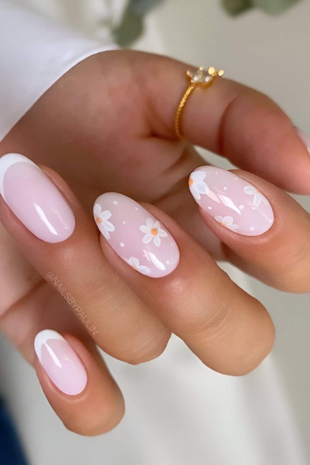 Short pink nails with daisy dots - flattering nail idea for women over 50