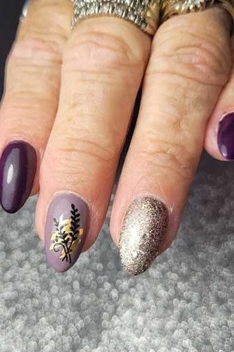 Purple nails with gold glitter accent nail, festive winter manicure