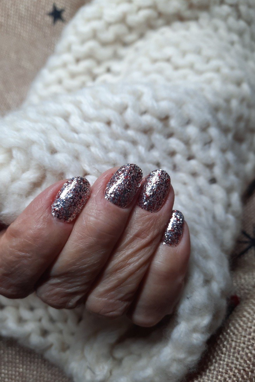 Dark silver glitter short nails, sparkling winter manicure
