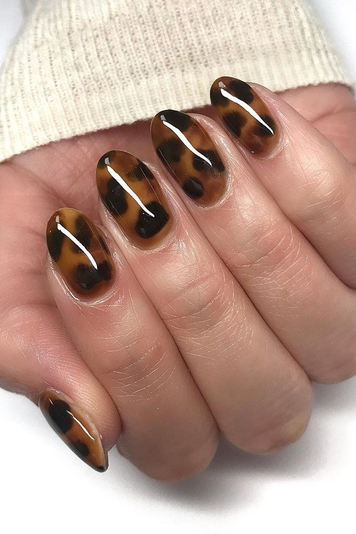 Old money tortoiseshell short nails manicure for women over 60