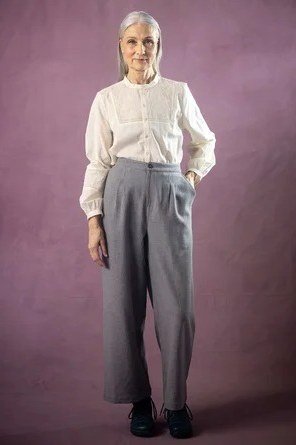 Trendy outfit for women over 70: white blouse + grey wide-leg