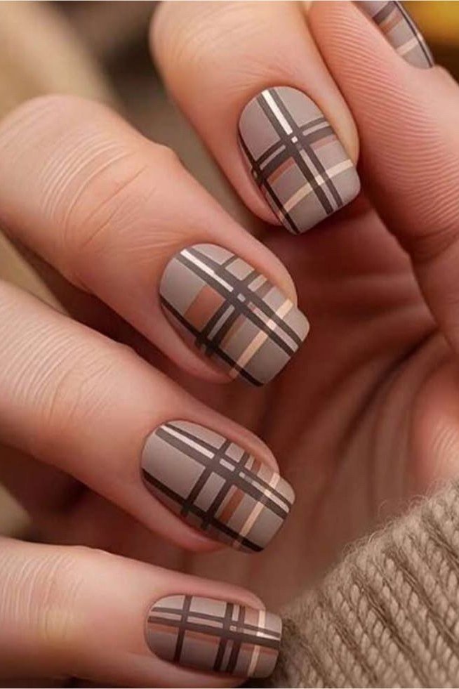 Cappuccino brown plaid nails on short squoval nails