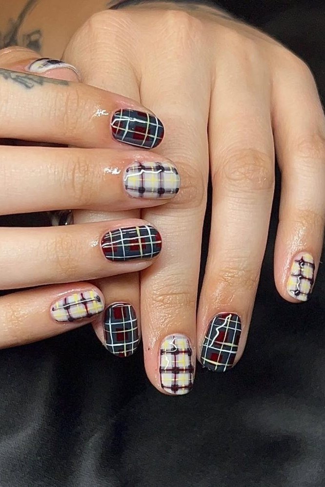 Neutral beige and black plaid on short natural nails