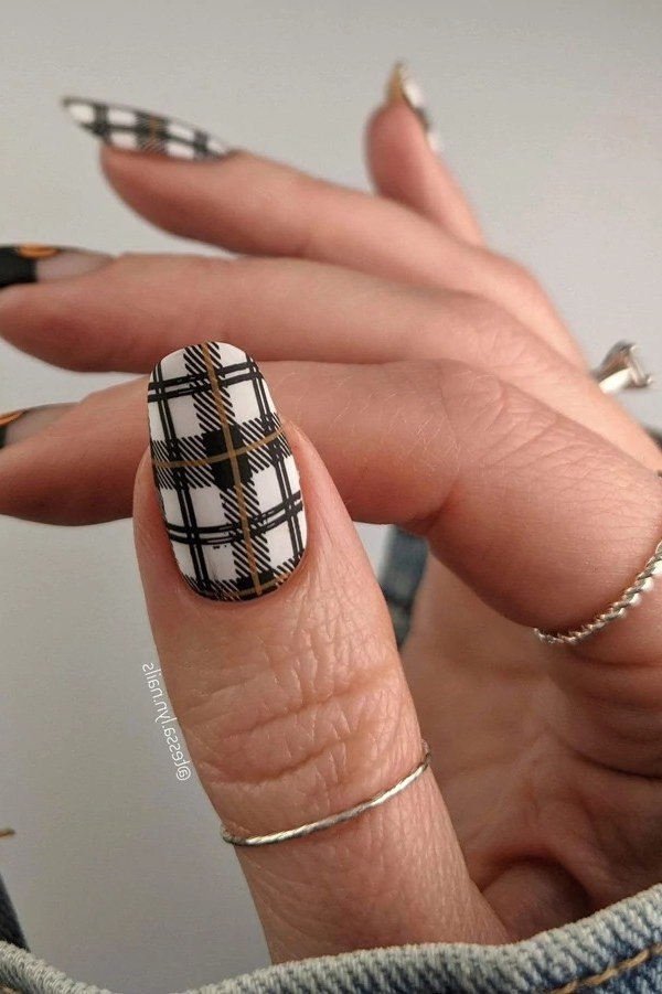 Black nails with single black and white plaid coffin accent