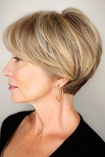This blonde bob is beautifully stacked at the back, creating a full, rounded silhouette.