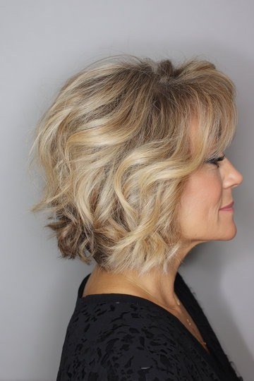 Blonde wavy chin-length bob for women over 60