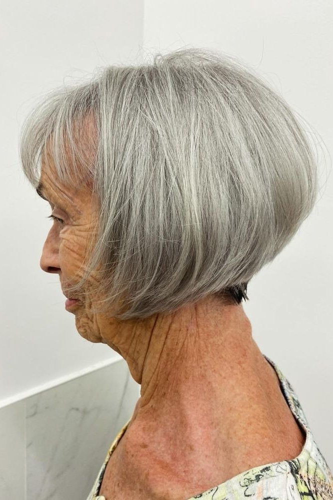 Rounded silver-gray bob with short nape for women over 60