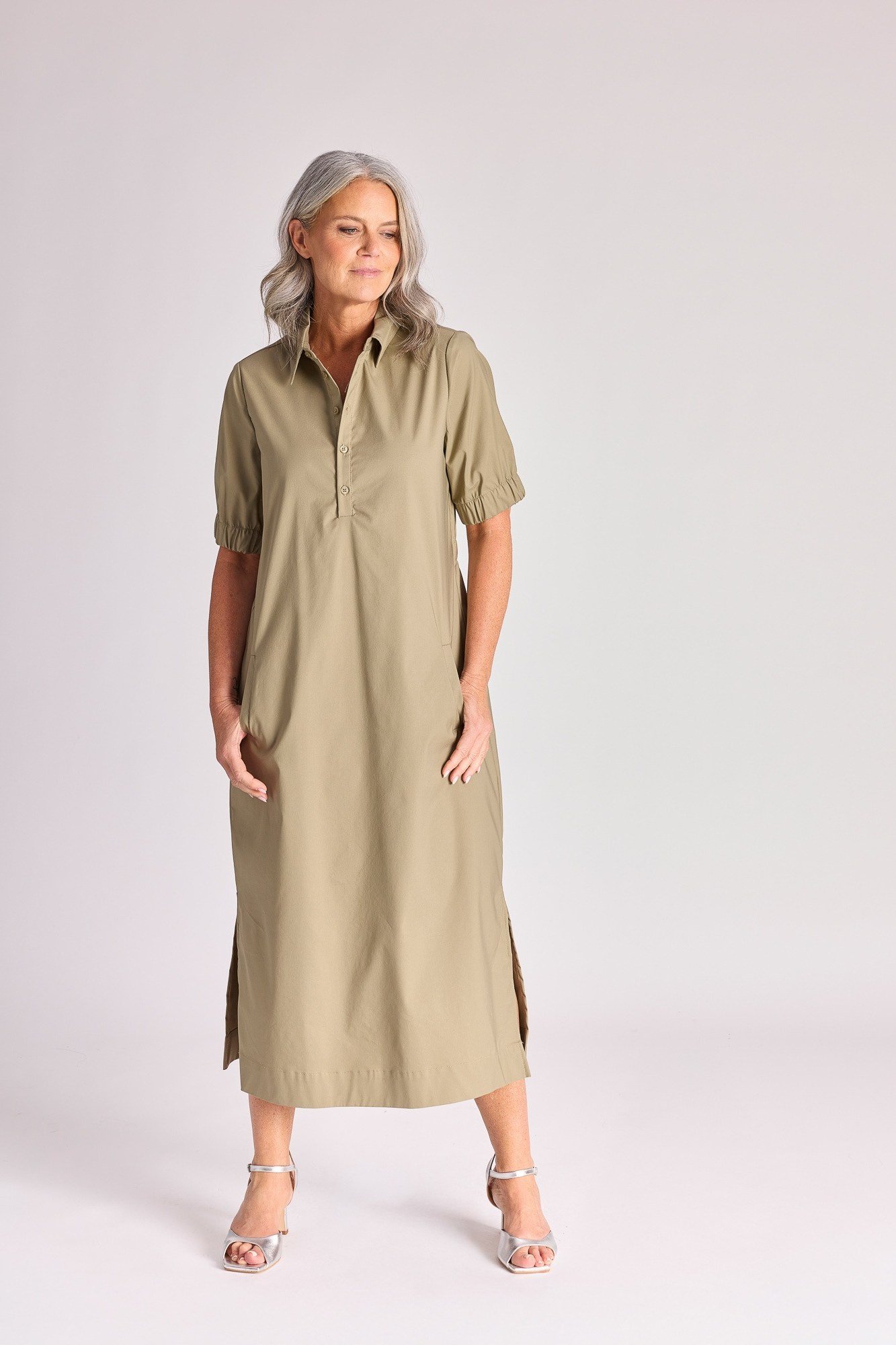 Khaki straight shirt dress for women over 60: clean khaki with side slits, short sleeves and silver sandals