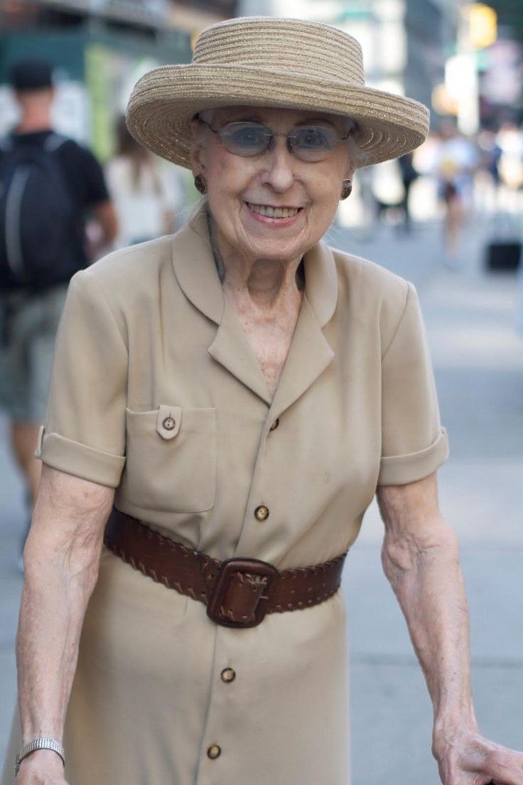 Beige shirt dress for women over 60: simple short-sleeve style with a wide brown leather belt and straw hat