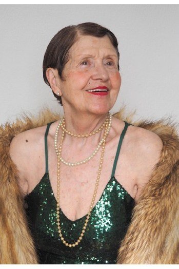 green sequin camisole with fur stole and pearls, evening outfit for women over 50