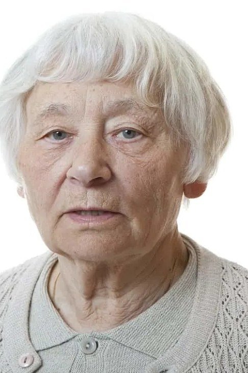 White Chin-Length Bob - simple stylish hairstyle for women over 70 (white chin-length bob, front view)