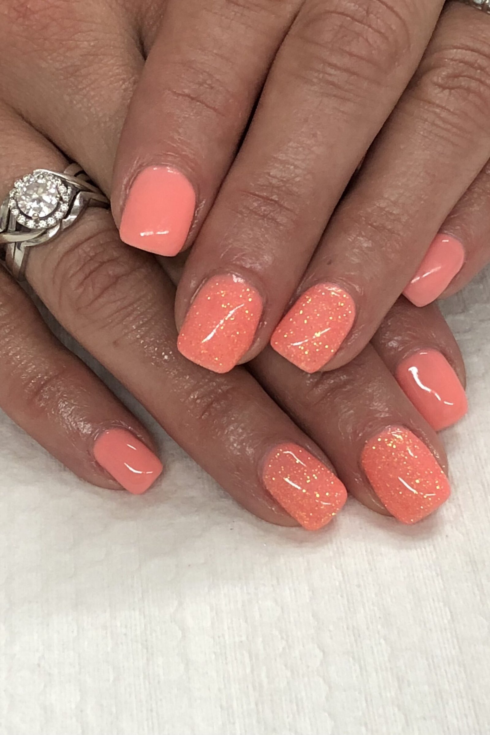 Coral short nails with gold glitter shimmer accents, sparkling summer coral nails