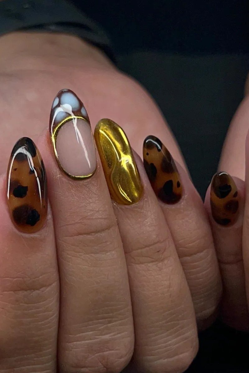 Tortoiseshell nail design: Tortoise with Gold Chrome Solid for women over 50