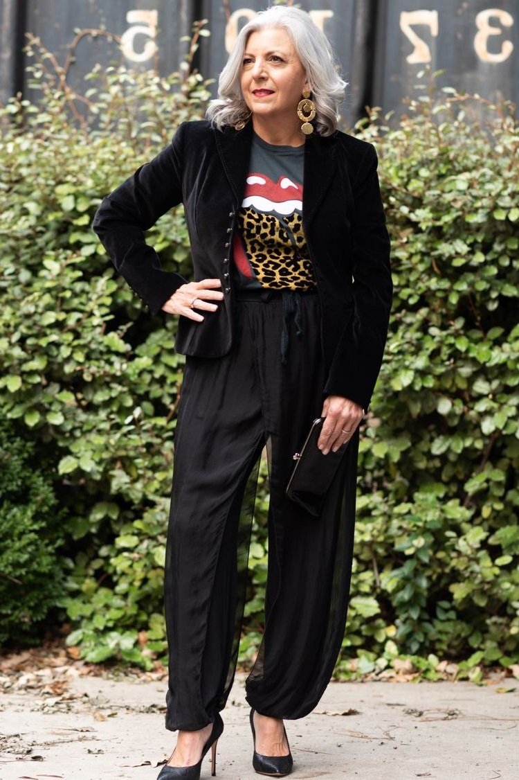 Black Velvet Blazer with a Graphic Tee - velvet evening outfit for women over 60