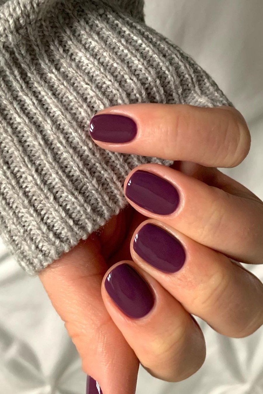 Plum short winter nails with cozy gray knit sweater