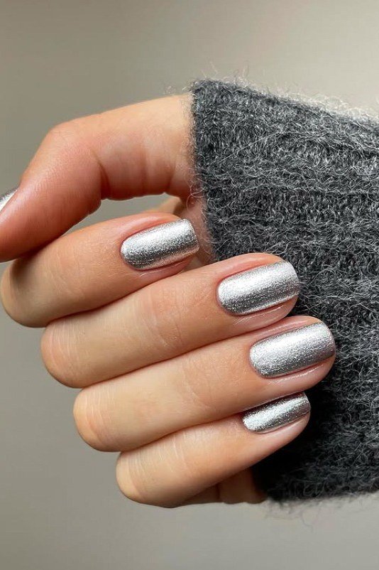 Chrome silver short winter nails with gray sweater